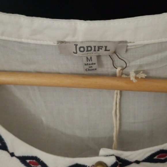 Gorgeous white dress with floral embroidery detail - Picture 4 of 8